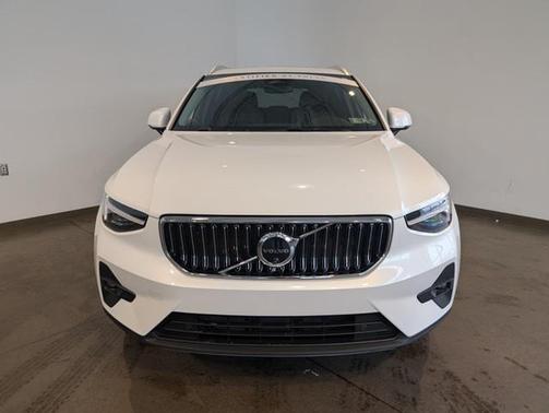 2025 Volvo XC40 B5 Plus Bright Theme
