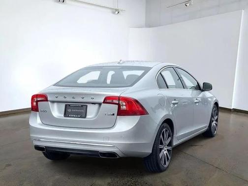 Bright Silver Metallic 2016 Volvo S60 Inscription T5 Platinum