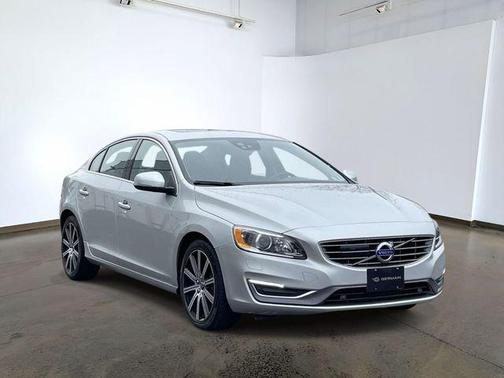 Bright Silver Metallic 2016 Volvo S60 Inscription T5 Platinum