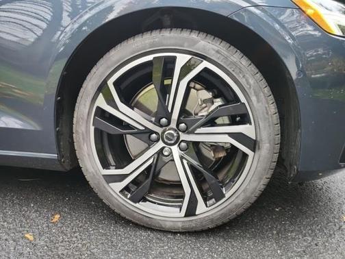 2023 Volvo S60 Recharge Plug-In Hybrid T8 Plus Dark Theme