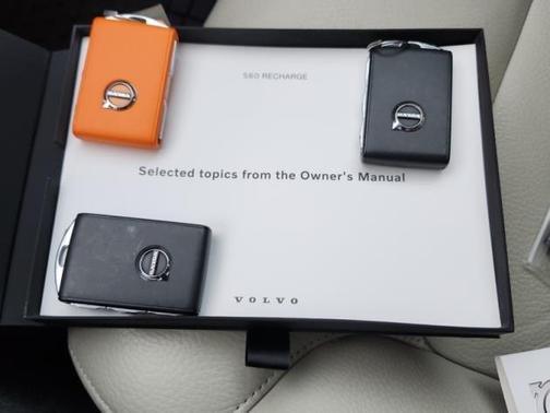 2023 Volvo S60 Recharge Plug-In Hybrid T8 Plus Dark Theme