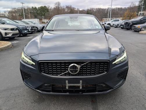 2023 Volvo S60 Recharge Plug-In Hybrid T8 Plus Dark Theme