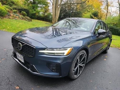 2023 Volvo S60 Recharge Plug-In Hybrid T8 Plus Dark Theme