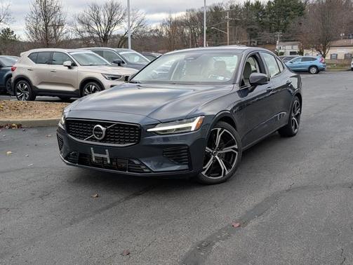 2023 Volvo S60 Recharge Plug-In Hybrid T8 Plus Dark Theme