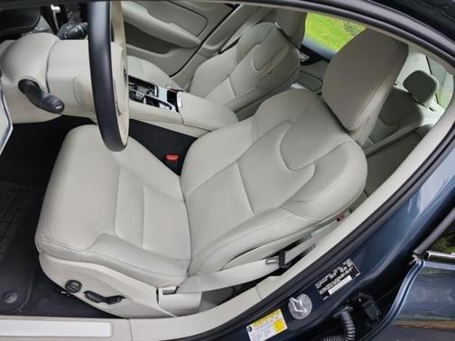 2023 Volvo S60 Recharge Plug-In Hybrid T8 Plus Dark Theme