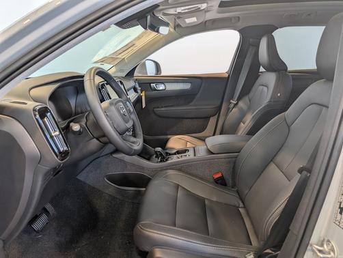 2025 Volvo XC40 B5 Core