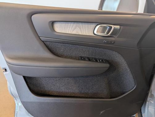 2025 Volvo XC40 B5 Core