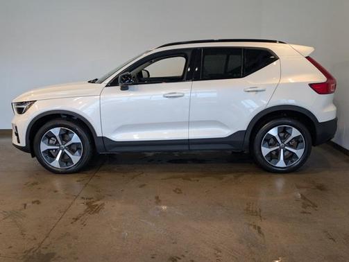 2023 Volvo XC40 B5 Plus Dark Theme