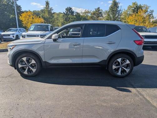 2025 Volvo XC40 B5 Plus Bright Theme
