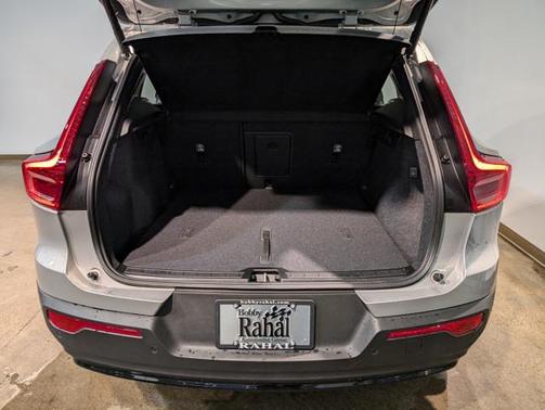 2025 Volvo XC40 B5 Plus Dark Theme