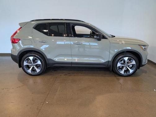 2025 Volvo XC40 B5 Plus Dark Theme