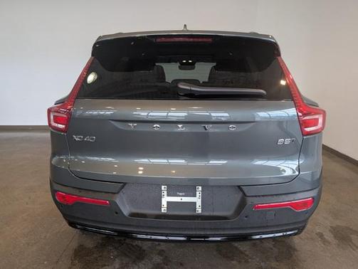 2026 Volvo XC40 Plus, B5 AWD Gas (mild hybrid), Dark