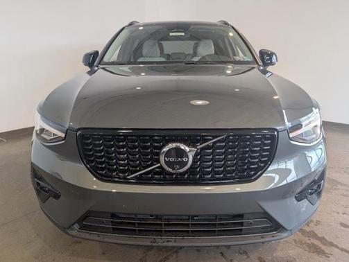 Forest Lake 2026 Volvo XC40 Plus, B5 AWD Gas (mild hybrid), Dark