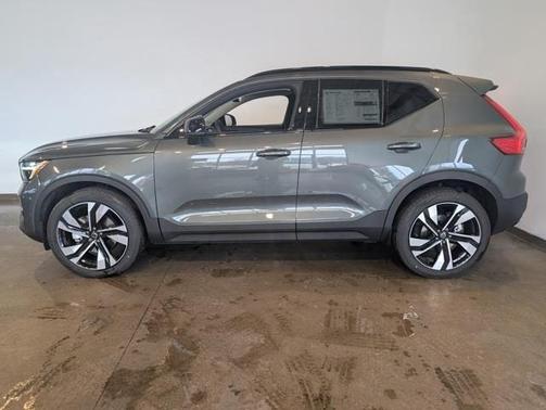 Forest Lake 2026 Volvo XC40 Plus, B5 AWD Gas (mild hybrid), Dark