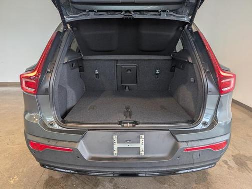 2026 Volvo XC40 Plus, B5 AWD Gas (mild hybrid), Dark