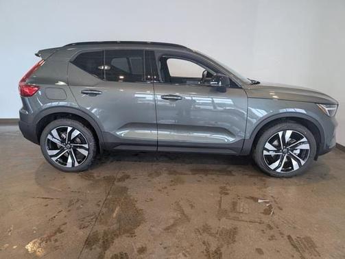 Forest Lake 2026 Volvo XC40 Plus, B5 AWD Gas (mild hybrid), Dark