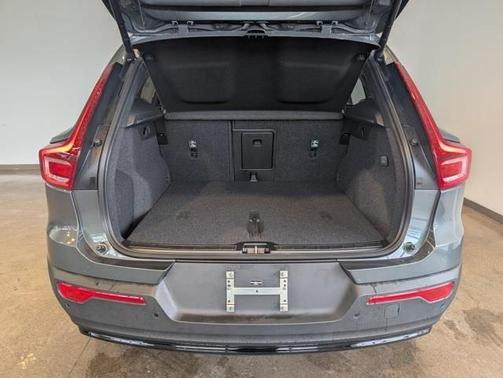 Forest Lake 2026 Volvo XC40 Plus, B5 AWD Gas (mild hybrid), Dark