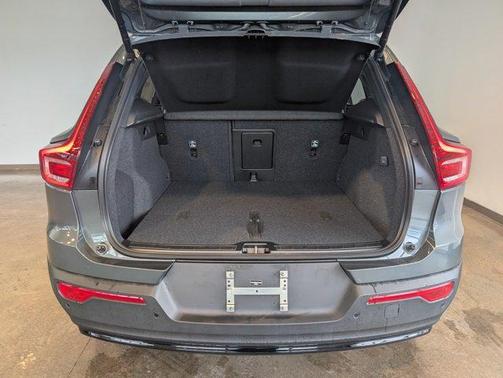 2026 Volvo XC40 Plus, B5 AWD Gas (mild hybrid), Dark