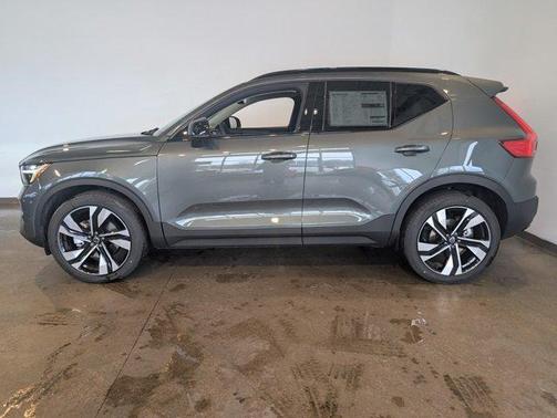 2026 Volvo XC40 Plus, B5 AWD Gas (mild hybrid), Dark