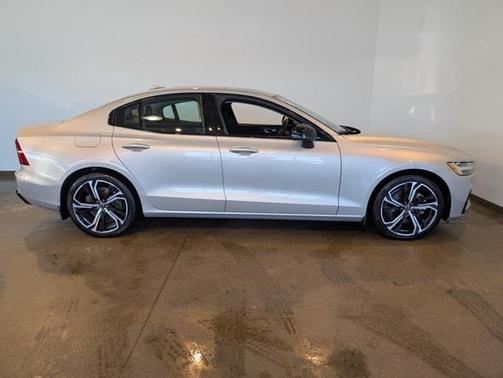 2024 Volvo S60 B5 Core Dark Theme