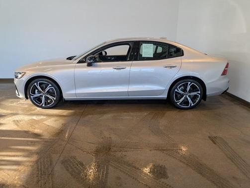 2024 Volvo S60 B5 Core Dark Theme