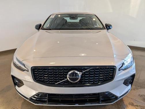 2024 Volvo S60 B5 Core Dark Theme