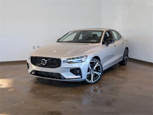 2024 Volvo S60 B5 Core Dark Theme