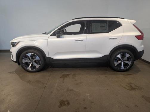 2026 Volvo XC40 B5 Core Dark Theme