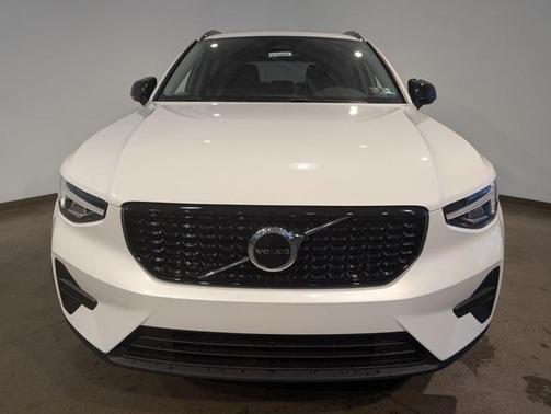 2026 Volvo XC40 B5 Core Dark Theme