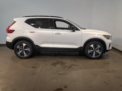 2026 Volvo XC40 B5 Core Dark Theme