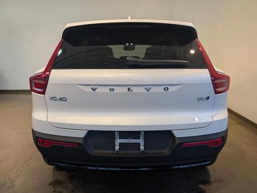 2026 Volvo XC40 B5 Core Dark Theme