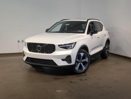 2026 Volvo XC40 B5 Core Dark Theme
