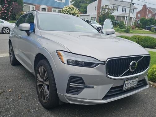 2022 Volvo XC60 B5 Momentum