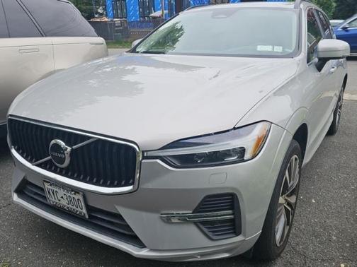 2022 Volvo XC60 B5 Momentum