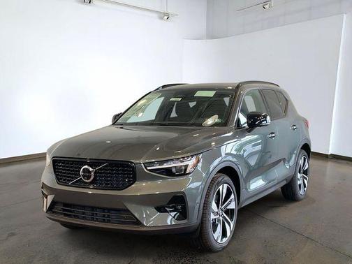 Forest Lake 2026 Volvo XC40 Plus, B5 AWD Gas (mild hybrid), Dark