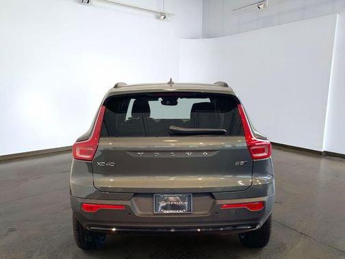Forest Lake 2026 Volvo XC40 Plus, B5 AWD Gas (mild hybrid), Dark