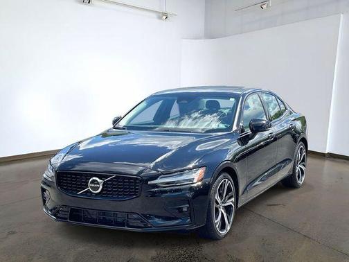 Onyx Black Metallic 2024 Volvo S60 B5 Core Dark Theme