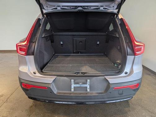 2026 Volvo XC40 Plus, B5 AWD Gas (mild hybrid), Dark