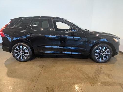 2023 Volvo XC60 B5 Plus Dark Theme