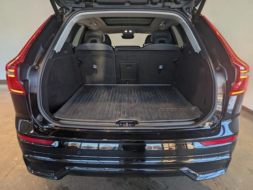 2023 Volvo XC60 B5 Plus Dark Theme