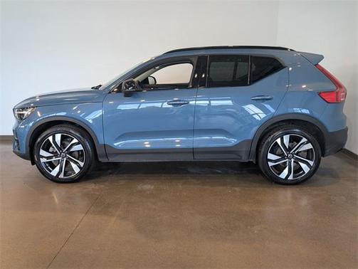 2023 Volvo XC40 B5 Ultimate Dark Theme
