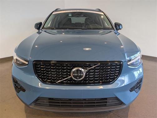 2023 Volvo XC40 B5 Ultimate Dark Theme