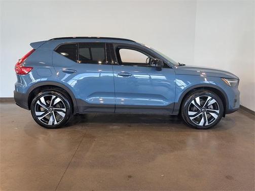 2023 Volvo XC40 B5 Ultimate Dark Theme