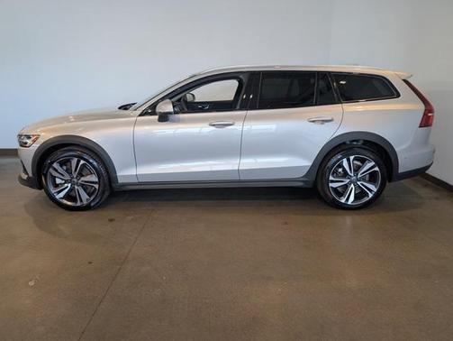 2025 Volvo V60 Cross Country B5 Plus