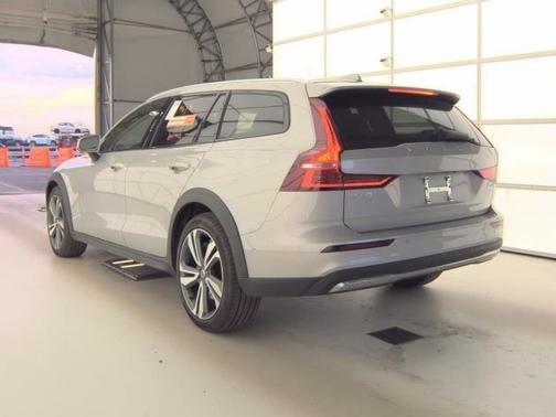 2025 Volvo V60 Cross Country B5 Plus