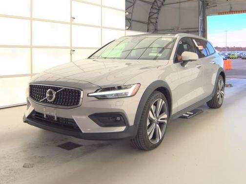 2025 Volvo V60 Cross Country B5 Plus