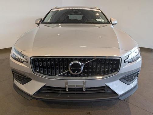 2025 Volvo V60 Cross Country B5 Plus