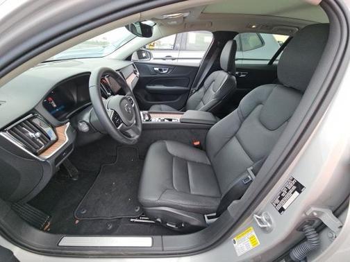 2025 Volvo V60 Cross Country B5 Plus