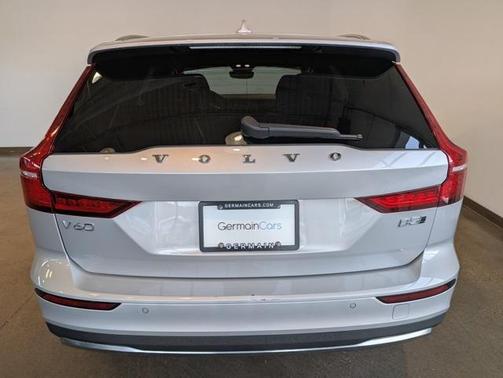 2025 Volvo V60 Cross Country B5 Plus