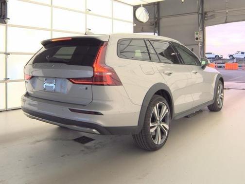 2025 Volvo V60 Cross Country B5 Plus